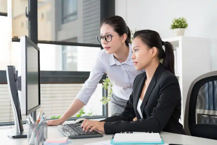 project mproject manager working with her subordinateanager working with her subordinate